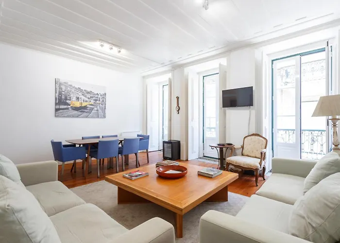 Camoes - Bairro Alto - By The Portuguese Story Apartment