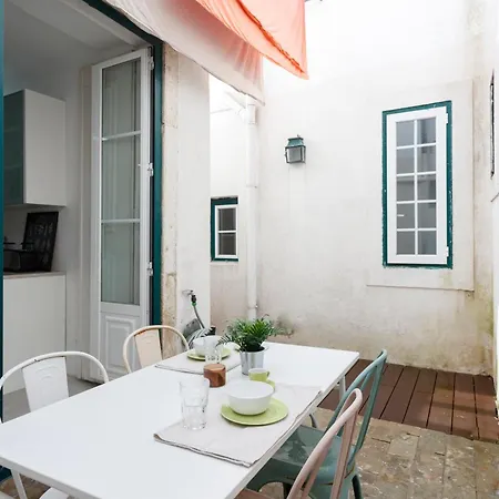 Camoes - Bairro Alto - By The Portuguese Story * ליסבון